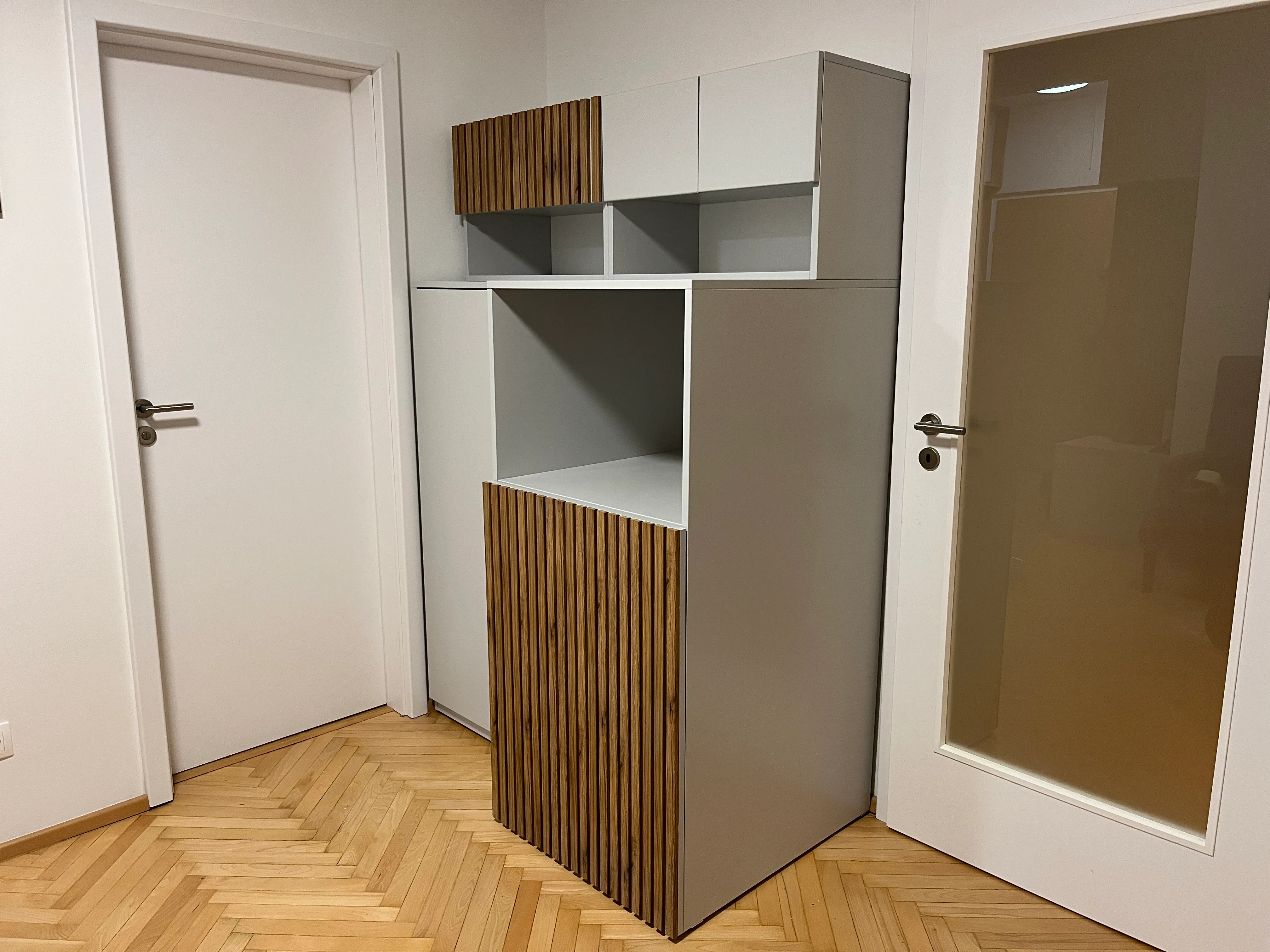 Dveře a regál z dýhy — ETYSTO