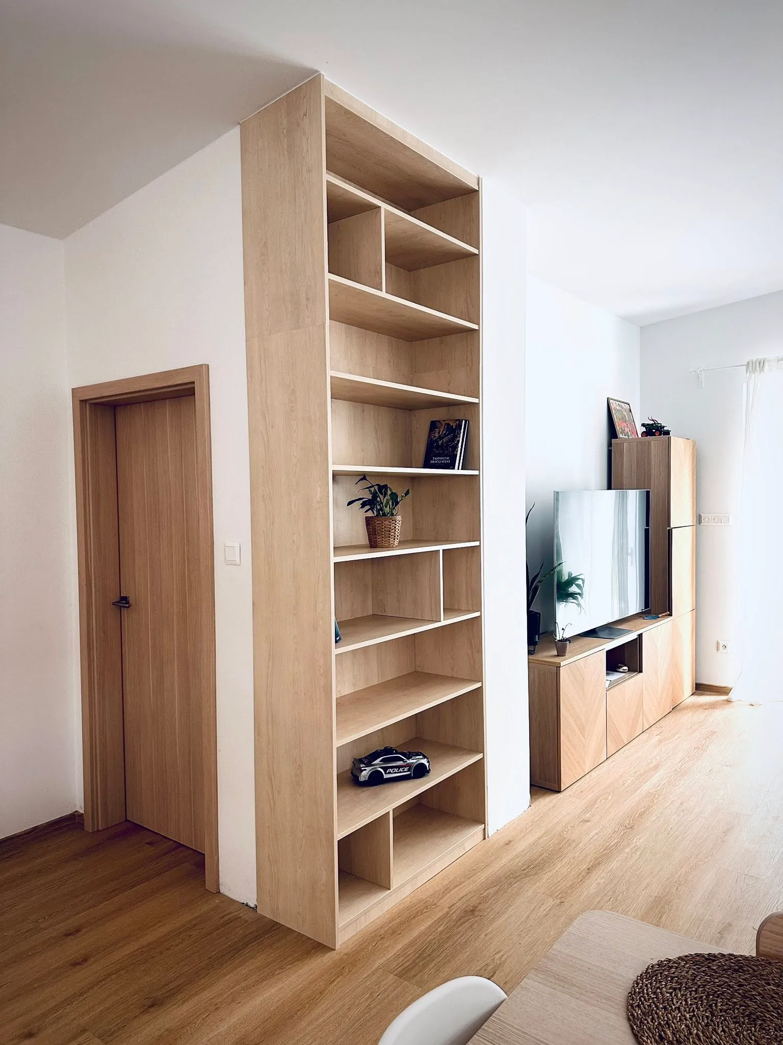 Obývací stěna s regálem a TV — ETYSTO